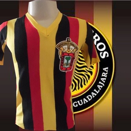 Camisa retrô Universidad de Guadalajara leones negros.